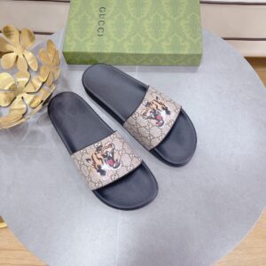 Gucci Men's Gucci Supreme Slides With Tiger Black And Gray For Men 408508