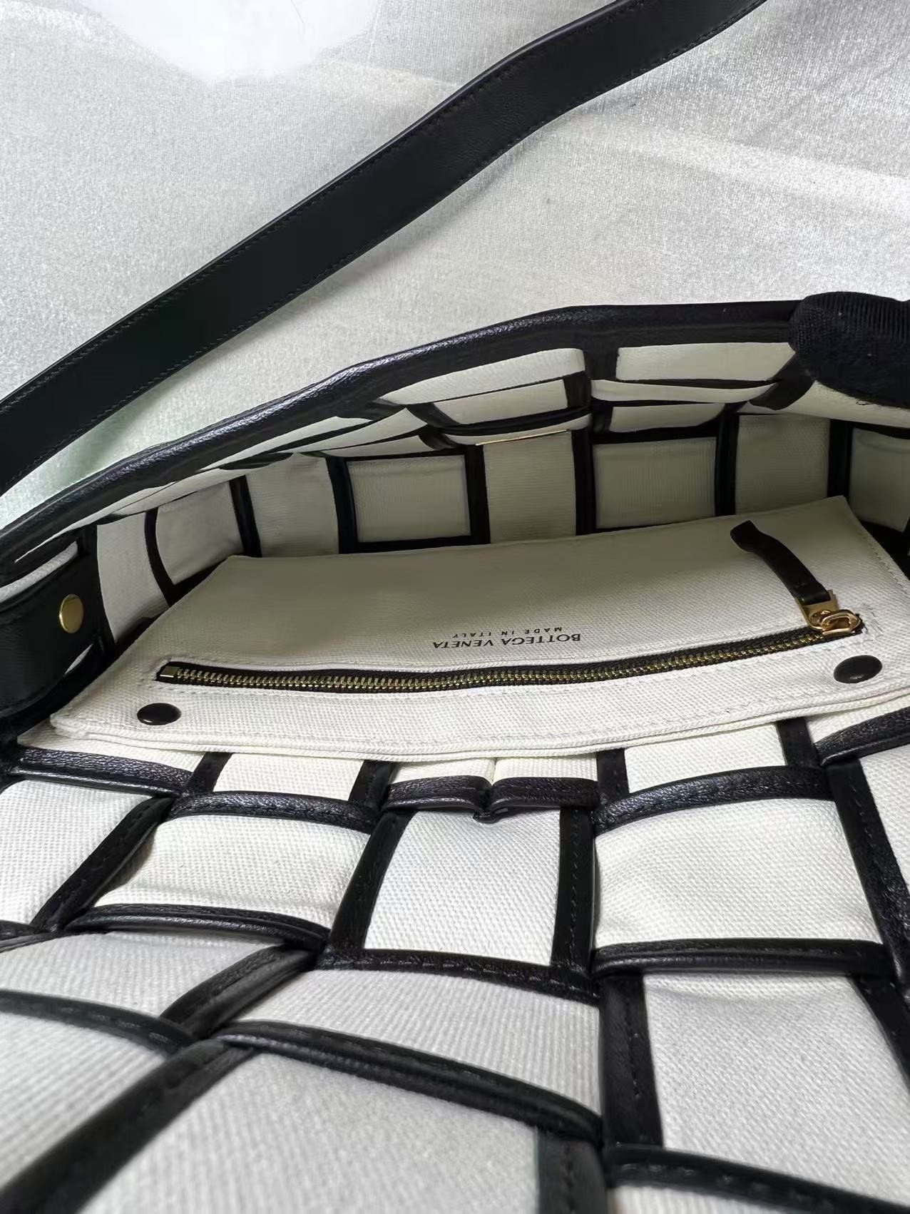 Bottega Veneta Padded Cassette Crossbody Bag 10.2in/ 26cm Beige And Black Gold Hardware For Women 710210V2AJ19811