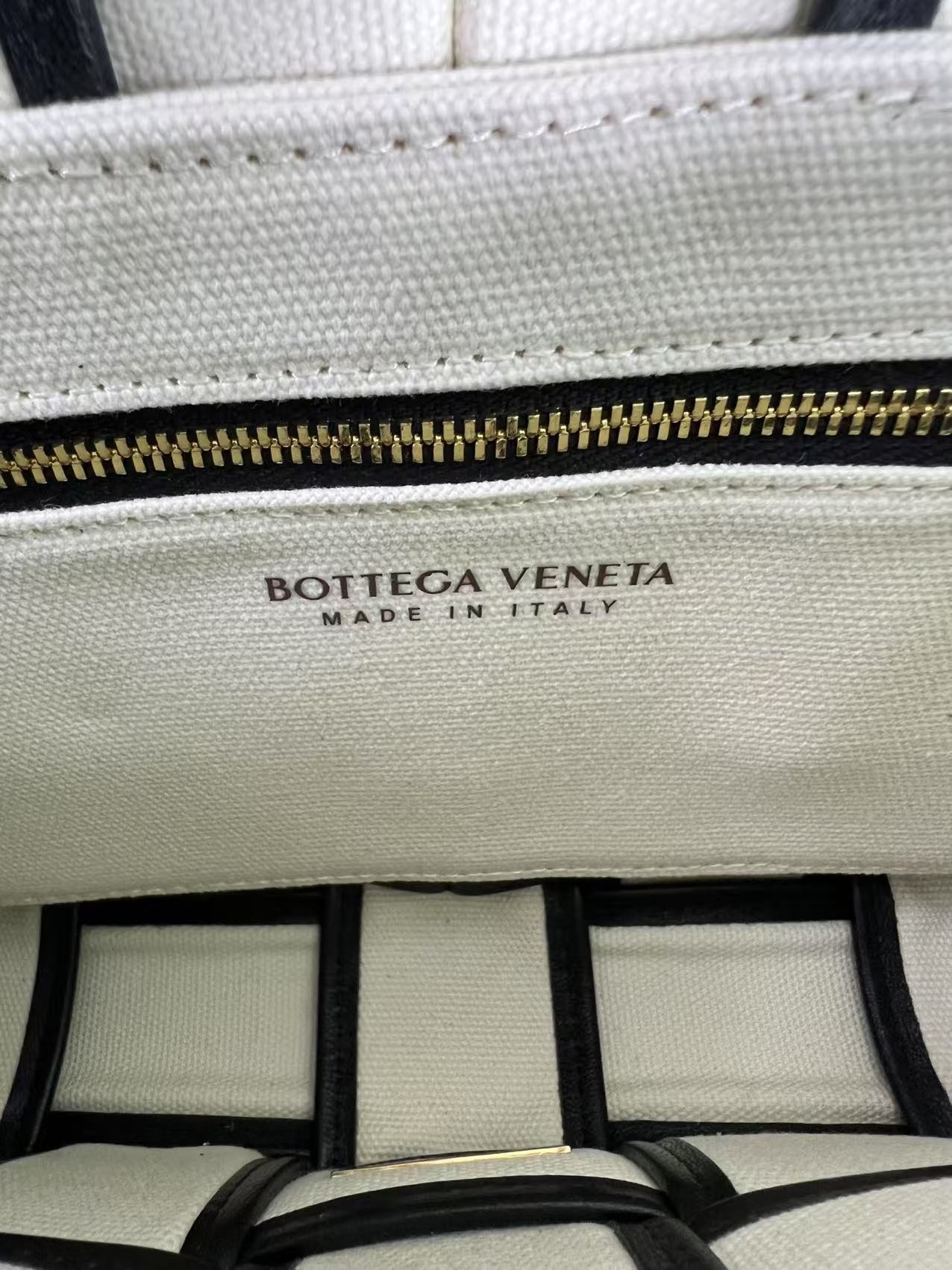Bottega Veneta Padded Cassette Crossbody Bag 10.2in/ 26cm Beige And Black Gold Hardware For Women 710210V2AJ19811