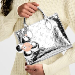 Alternative view of Louis Vuitton Vivienne Head Mng Mirror Key Holder Silver Hardware For Women M03280
